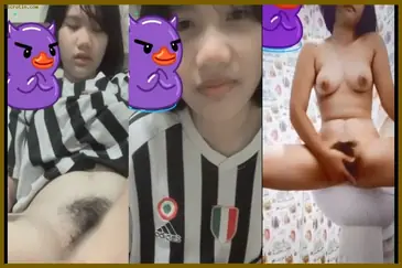 Vcs Sama Ayang Lagi Pake Jersey Bola Juventus poster